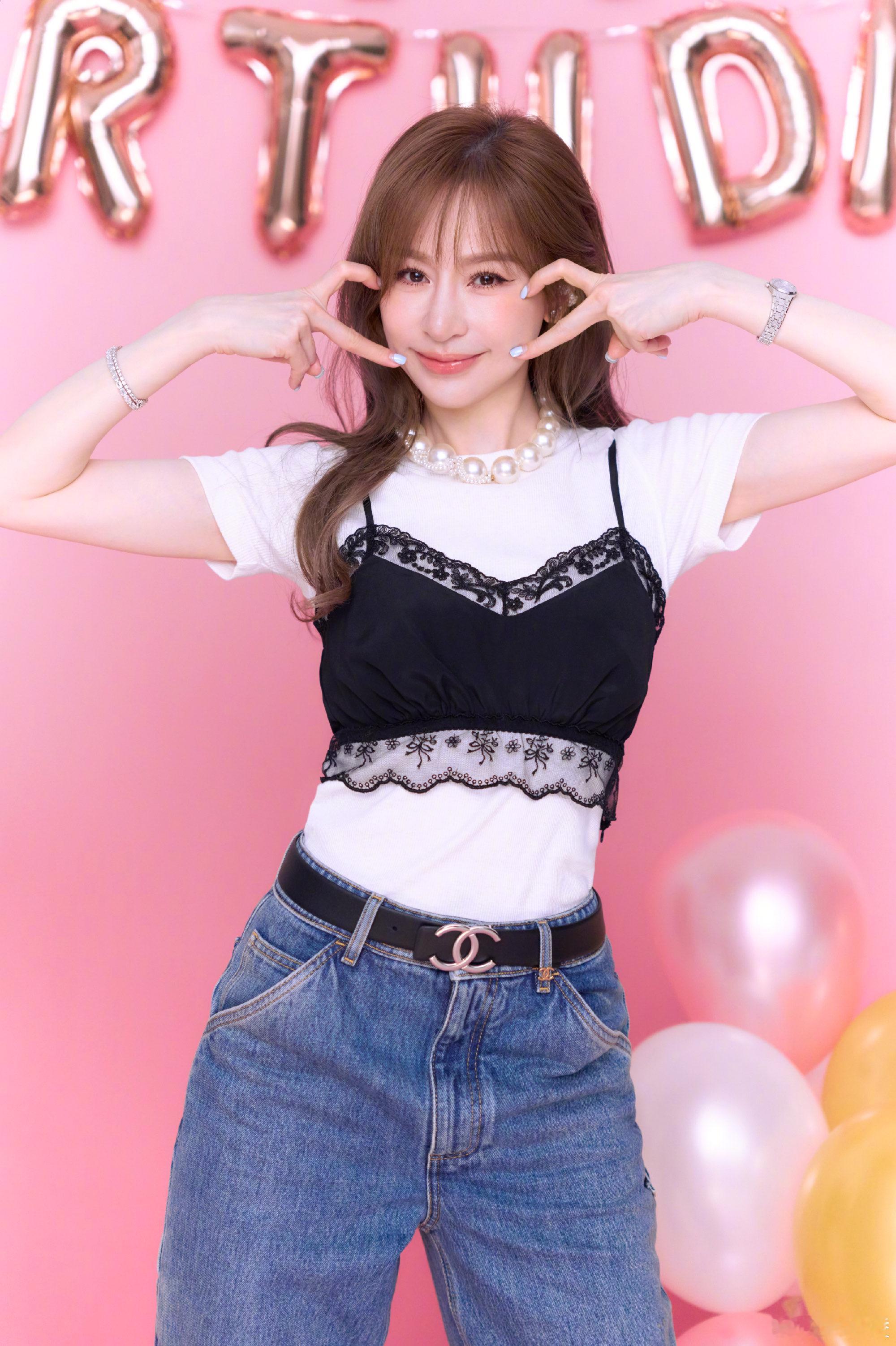 9月5日，王心凌44岁生日，
她在社交平台晒出庆生的照片，44岁还是像少女一样，保养的也太好了。

王心凌不愧是甜心教主，现场布置以粉色为主，符合她人美又甜的气质，对着镜头比心做出各种甜美的动作。

能够在这个年纪还打扮的这么少女，又不遭人反感，娱乐圈也就只有王心凌一个人了。