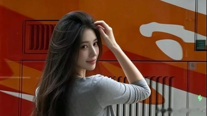 《少妇穿搭，灰色修身针织包臀裙搭配同色系小开衫，裸色方扣高跟，挎上链条包，温婉又尽显曼妙曲线。#穿搭#》滚烫人生录在百度发表了新动态 ​