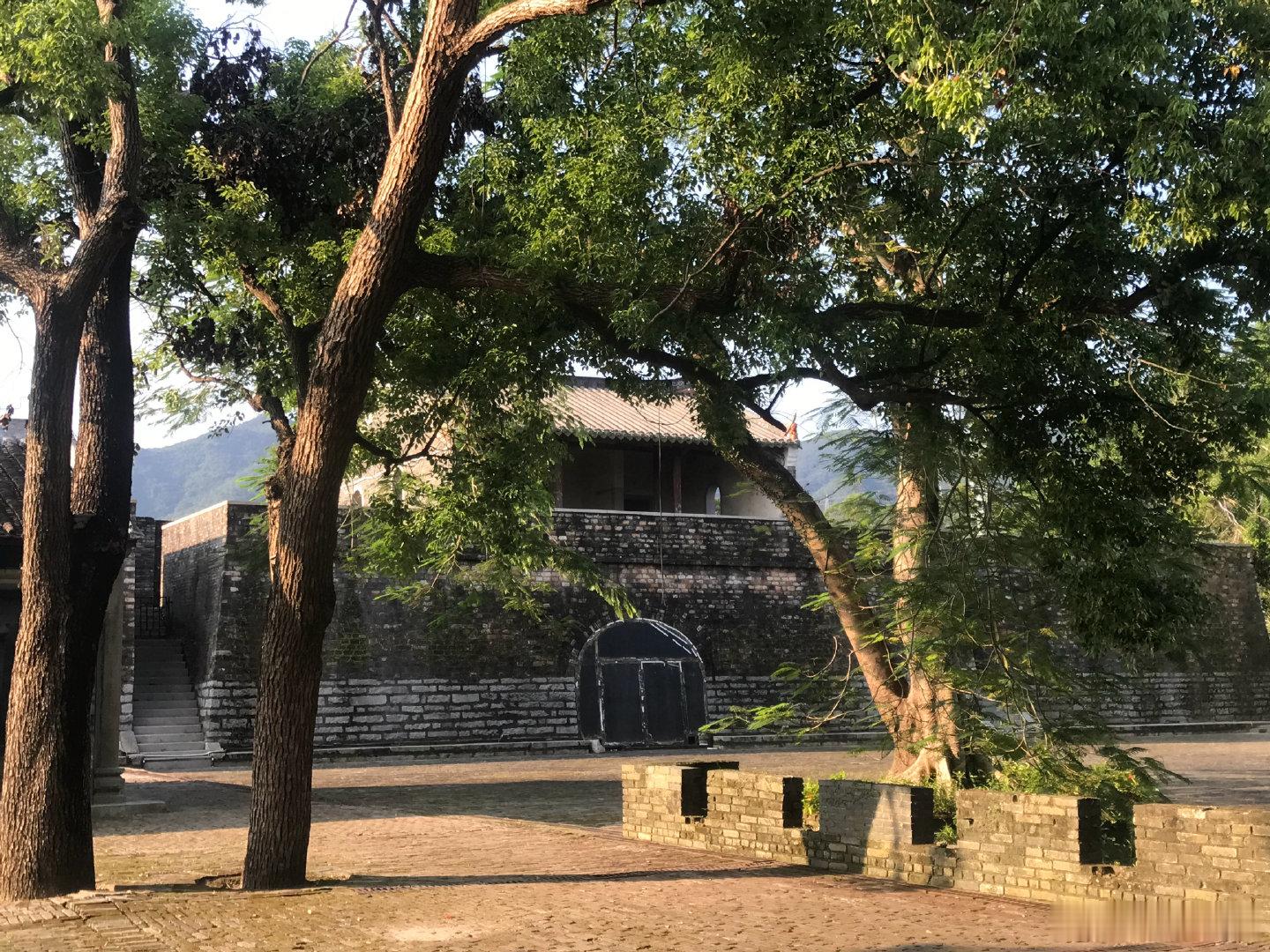 鹏程万里到江洋
出身原在水湾旁
经济无非人生计
何故代代筑高墙
深圳，简称深，别号鹏城之名始于明朝洪武年间所建海防鹏城千户所，其故址在今大鹏区内。 ​