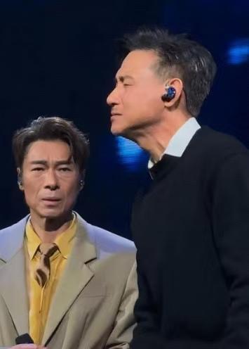 许志安红馆演唱会10号场次邀张学友登台，二人同台演绎《我应该》。张学友唱得沉浸忘我，连属于搭档的段落也一并唱完。许志安数次酝酿情绪举好话筒，准备开口，却只能默默放下，来回反复好几次。
 
现场充满喜剧效果，网友纷纷玩梗调侃。虽说只是老友之间趣味小插曲，却也印证了，真正实力歌手一开口，就容易沉浸在音乐
