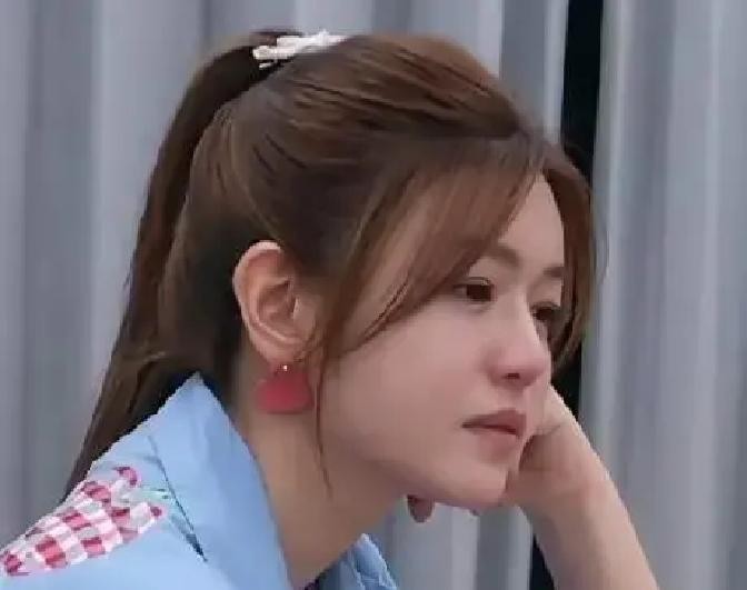 陈妍希留着儿子九年的旧衣服等二胎。陈晓已经一年多没跟她私下联系了。

她在节目里打开衣柜，几件小衣服叠得整齐，从婴儿码到现在的码号都有。主持人问留着干嘛，她说本来想等生二胎接着穿。说完自己补了一句，用不上了。

那边，陈晓想找她商量孩子的事，得先打给工作人员传话。路都通不到她手机上了。

九年前那场