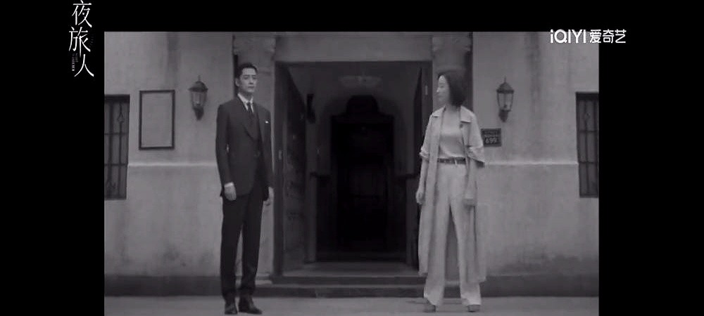 海报上，付辛博的名字，排在了倪妮前面。

一张图，三个人，前队友和前女友，这关系网比剧情还精彩。剧组求生欲也挺强，直接按姓氏笔画排，付辛博四画，倪妮七画，没毛病。

当初为了救场，付辛博进组拍了好几个月，对着绿幕演戏，倪妮也回来补拍。现在AI换脸加重拍，剧总算是拿到了许可证，能播了。

谁能想到，兜
