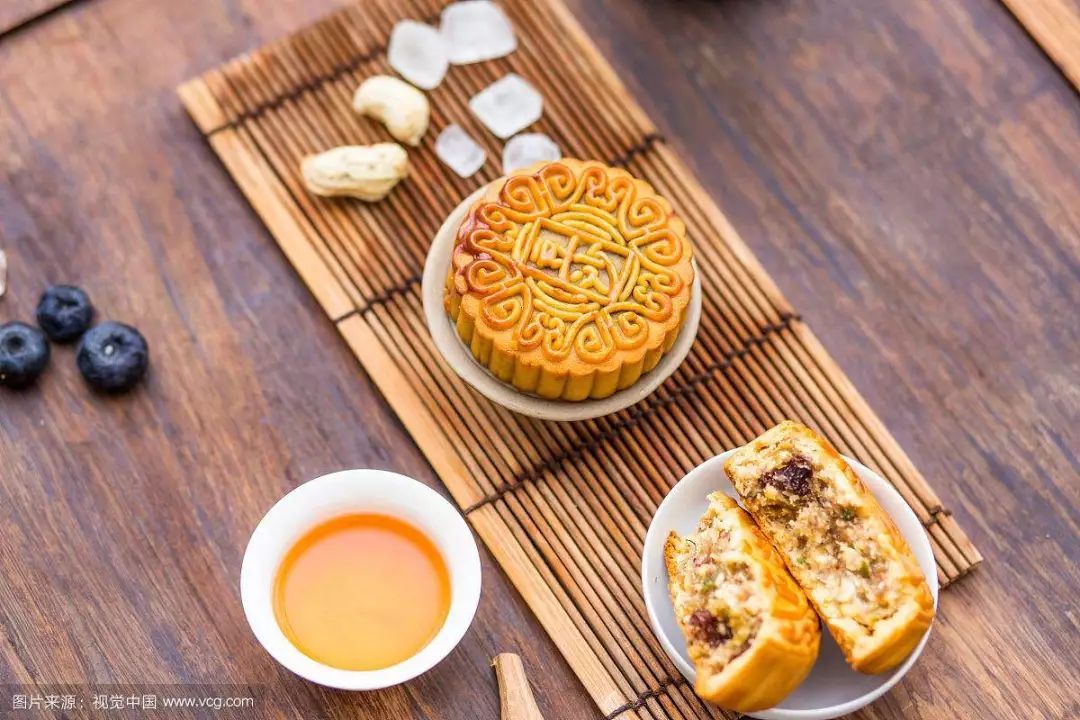 央视秋晚舞台上，陈楚生用潮汕话演唱月下煮茶，一曲唱完打动现场很多观众。
 
熟悉陈楚生的听众都知道，他的歌声向来安静沉稳。这次登上秋晚，他没有选择大众熟知的普通话歌曲，而是大胆选用潮汕方言来演绎。方言自带厚重的地域味道，配上舒缓柔和的旋律，把月夜品茶的氛围感稳稳烘托出来。台下观众安静坐着聆听，不少人