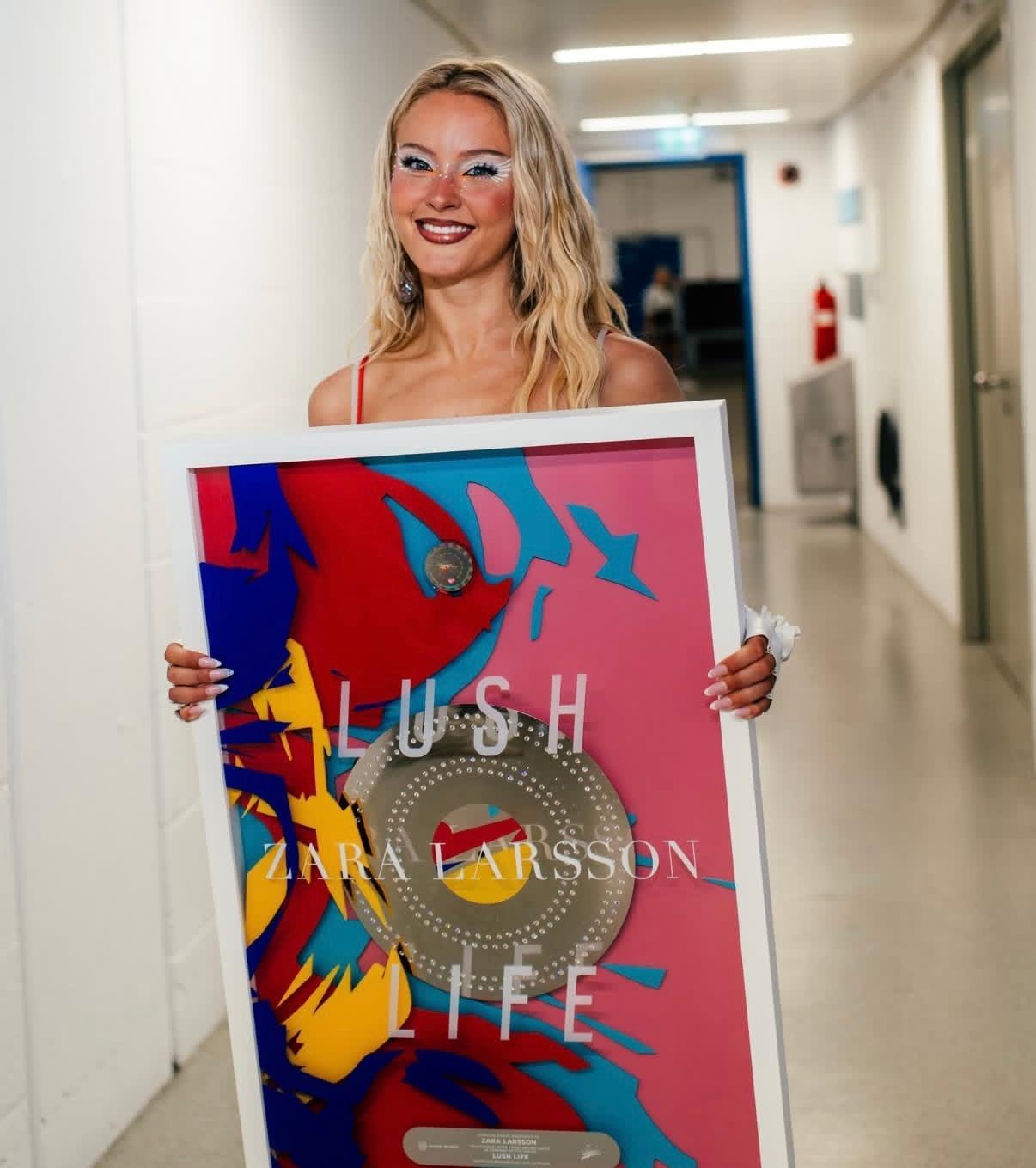 昨日，Zara Larsson凭借全球热单《Lush Life》获颁钻石唱片奖。该奖项由索尼音乐GSA团队，在慕尼黑SUPERBLOOM音乐节她的演出现场亲自授予。这首舞曲流行单曲2015年经由Epic唱片/索尼音乐发行，目前在德国销量已突破150万张。距离初次发行11年后，《Lush Life》今年强势回榜：年初重新打入德国官方榜单 ​