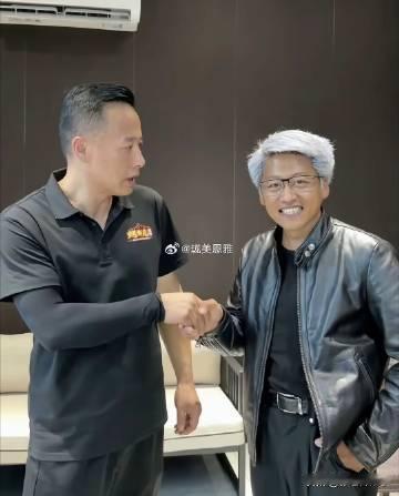 “马斯克”和“黄仁勋”亲切交谈