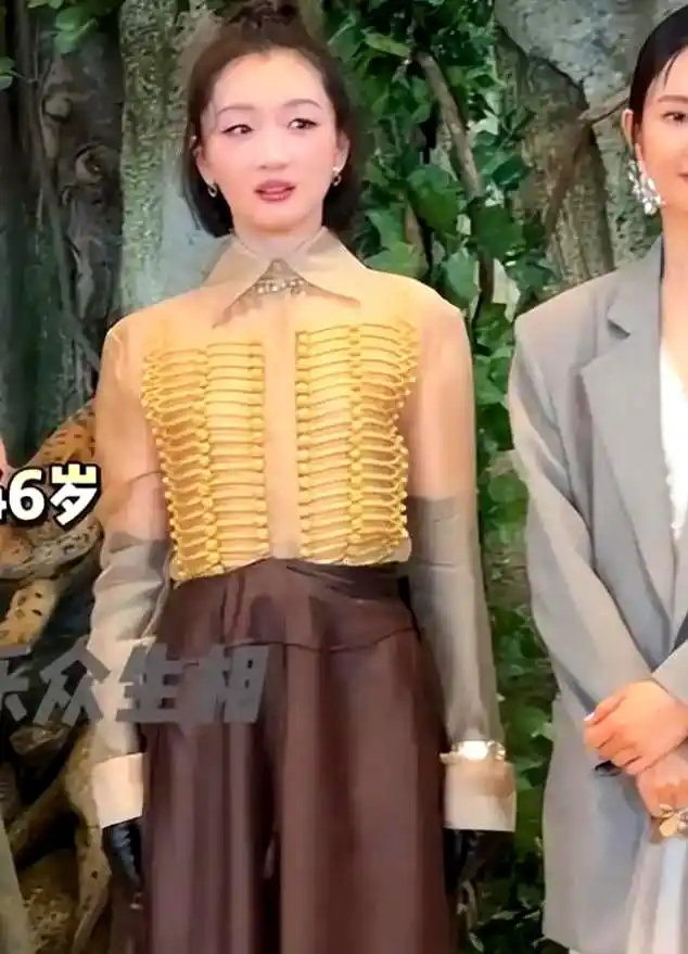 花儿与少年播出，网友热议周冬雨脸部粉底厚重，与几乎淡妆亮相的林依晨、殷桃邓为王星越等妆效形成鲜明对比 ​