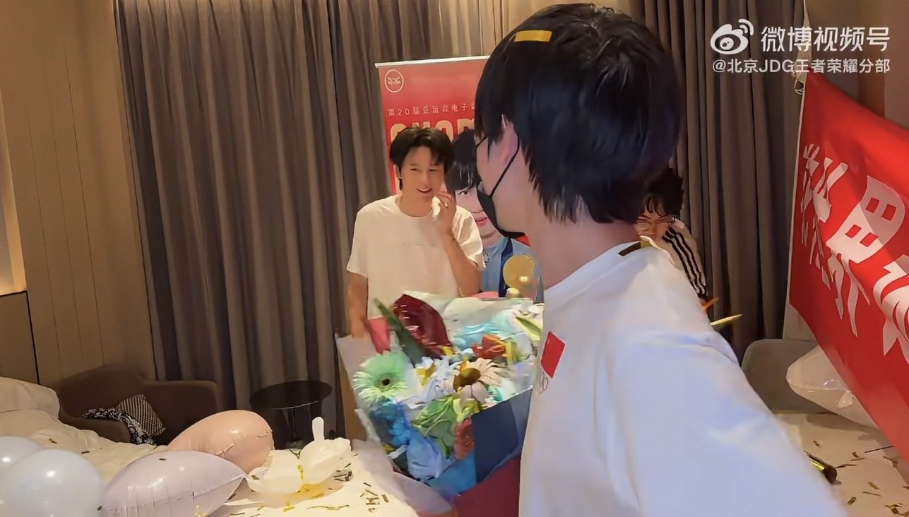 #桃绒[超话]#  大融子一进门就是找哥啊 我畏哥虽有些害羞但是还不是有商务的情况下连夜从深圳到了广州[yeah][yeah]好幸福 我的原生家庭回归 ​