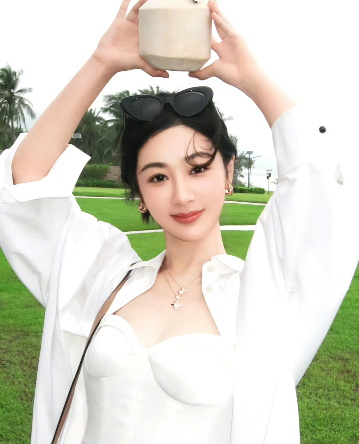 杨紫这是真不着急啊，皇上不急太监急，粉丝天天催进组，人家自己倒挺淡定。最近她自己说：

手里就剩一部待播剧了，今年一年都没接戏。换别人早慌了，她倒好，直接放话：我出去玩的视频剪一剪都能当综艺播。这哪是休息啊，这是要转行当旅游博主了。

但人家有底气啊。据说找她的剧本都排到2030年了，不是没戏拍，是