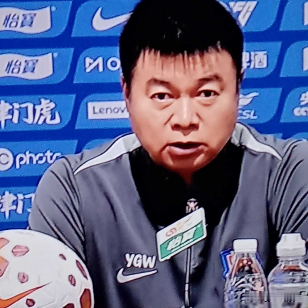五周的间歇期，主力被抽走，回来身体全是空的，换人全是被迫的。成都蓉城主场0比1，被天津津门虎一次射门直接绝杀，提前三轮夺冠的剧本，当场撕了。
赛后阿洛伊西没躲，原话是我是主教练，责任我扛，从不逃避。他还专门折回场内，跟球迷道歉。
但他也把话撂下了，要骂冲我来，别动球队，大家得站在一起。
输球先