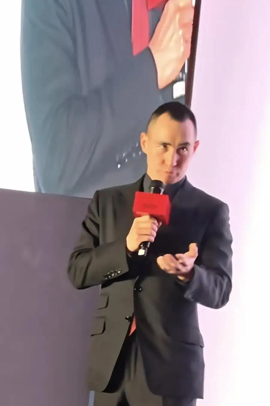 49岁的何猷龙一露面，不少人第一眼甚至以为看到了当年的何鸿燊。
10月20日，澳门新濠天地门前搭起台子办新酒吧开业，朱珠等明星也都到了场。作为主人的何猷龙一身西装上台，全程英文致辞，神态轻松又带着一股久居上位的笃定。
尤其那个侧脸轮廓，眉眼骨相，简直跟他父亲当年如出一辙。
在赌王这一大帮儿女里