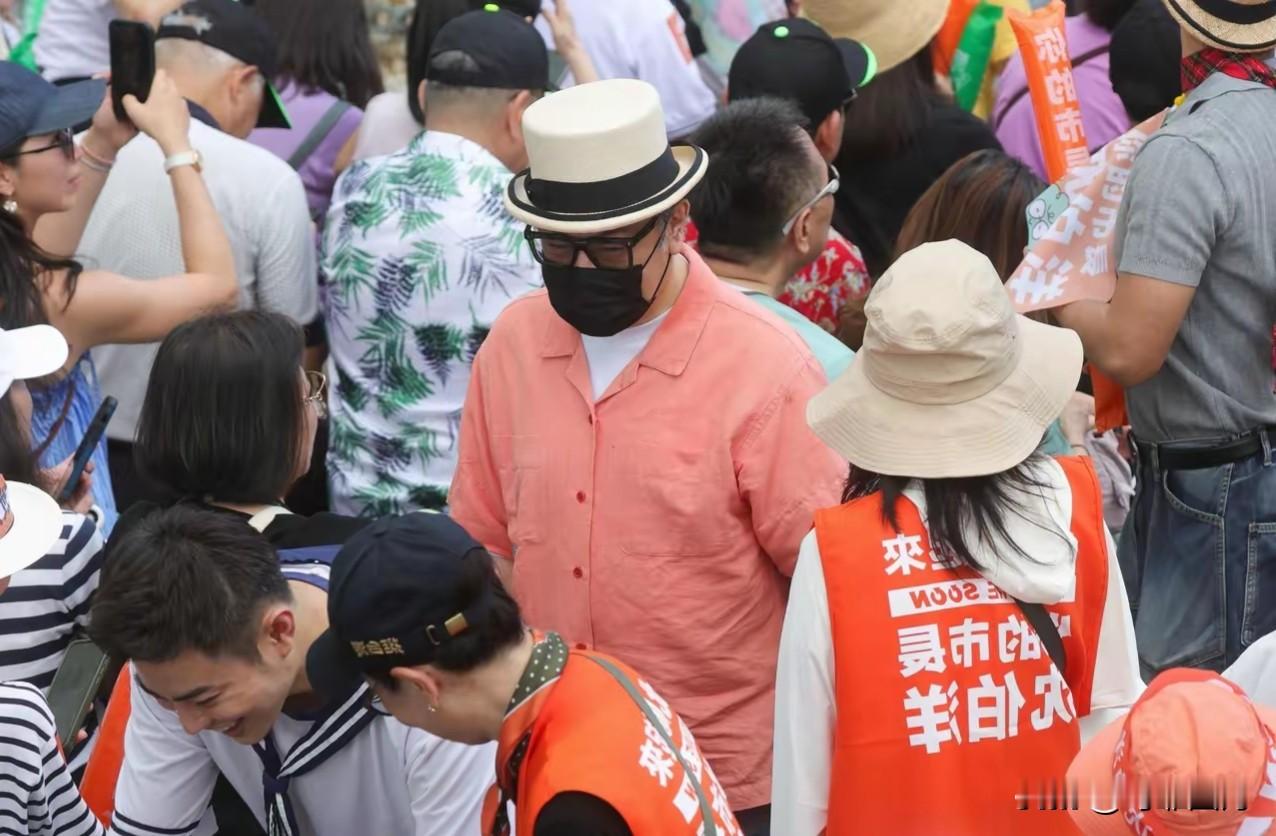 彻底凉透！64岁蔡康永深夜塌房，品牌火速切割，全部项目叫停！
 
一夜塌房！谁也没想到，一向温文儒雅的蔡康永，这次直接触碰底线，事业全面亮红灯！
 
10月4日，64岁蔡康永现身国台办点名顽固分子的造势活动，引发全网炸裂争议。
 
现场画面曝光：他帽子口罩全副伪装，身穿橘粉色衬衫低调落座，手中紧握活