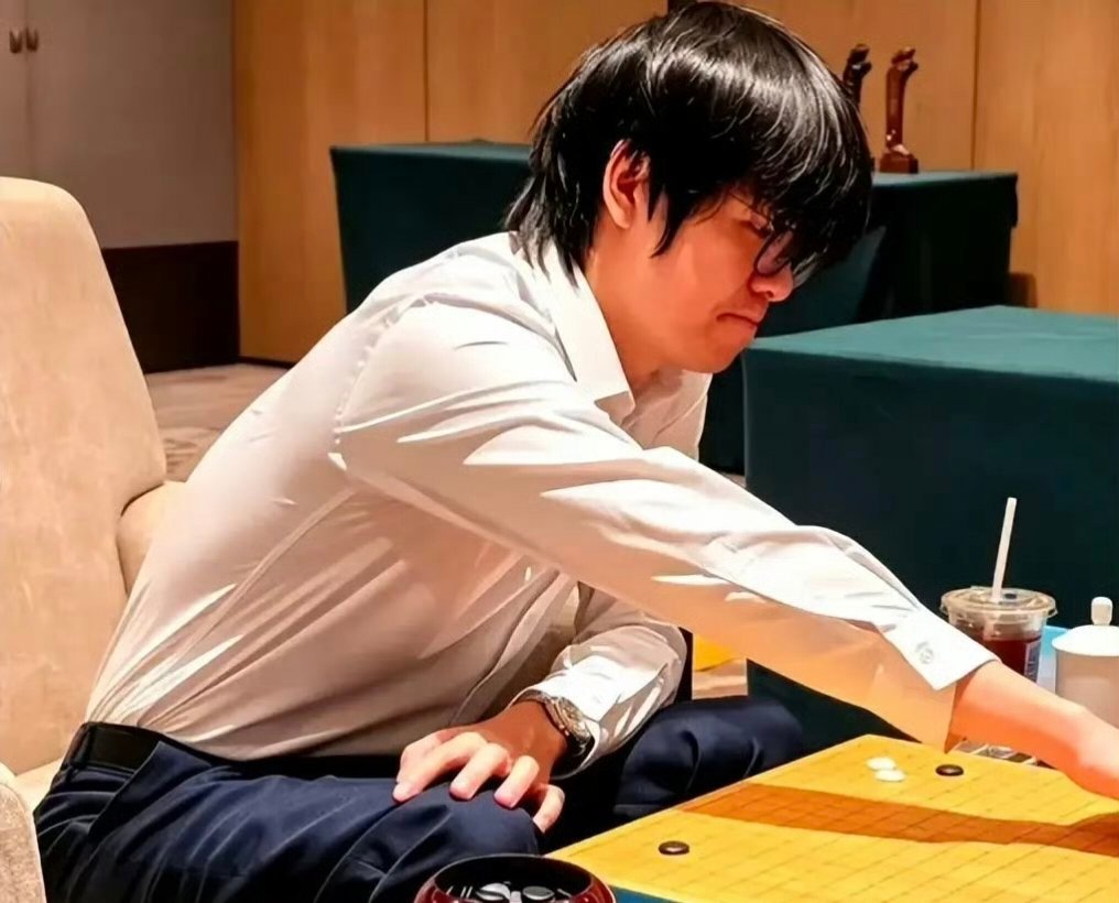 柯洁王中王冠军柯洁神奇逆转第六届嵊州杯中国围棋王中王争霸赛落下帷幕。久...