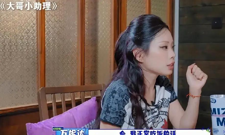 不到80斤的万妮达居然当面承认自己是易胖体质，稍微放开吃两斤两斤往上飙，这话说出来谁敢信？
李乃文一听也跟着附和，说自己也是吸收太好，稍微多吃一口体重秤就直接报警。
普通人总爱安慰自己，说明星瘦全凭基因中彩票，属于老天爷赏饭吃。
其实把镜头底下的秘密掀开，哪有什么天生神仙体质，全是后天对自己下