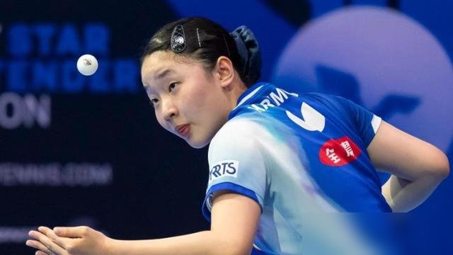 张本美和刚拿女单世界第三，日本乒协反手就把她的嘴给“管”起来了。
横滨那场球，早田希娜伤了叫暂停，回来逆转赢下比赛。赛后张本美和就说了句“非常疑惑”，被媒体一剪，直接变成妹妹不服姐姐、内讧实锤。
日本乒协坐不住了，直接立规矩：以后赛后采访，不准乱说话。说白了，就是怕单打抢名额那点事，把团体赛的台