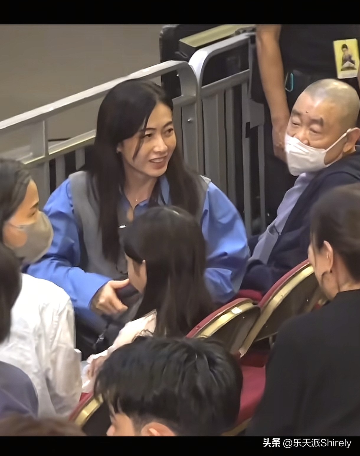 谭咏麟演唱会台下星光熠熠，刘銮雄和甘比夫妇携女儿低调现身看台。褪去商场上的风云，坐在观众席安安静静听歌，也像普通听众一样沉浸式感受现场氛围。
 
一场老歌演唱会，请来不少昔日熟悉的面孔。繁华喧嚣过后，坐下来听一首经典老歌，也是别样的情怀。昔日叱咤商界的人物，回归台下，也只是享受音乐的普通观众。