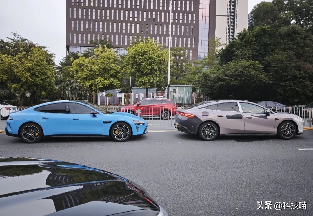 再次强调方程S无法取代SU7！方程S上市后，很多人认为会平替小米su7，给出的理由无非是以下两点，第一，高颜值轿跑设计，第二，起售价比su7还要便宜三万。但说戳心窝的话，方程S压根不是su7的竞争对手，半年后月销量还有没有su7的三分之一都是一个未知数。su7压根不害怕方程S，是因为方程S在设计上不