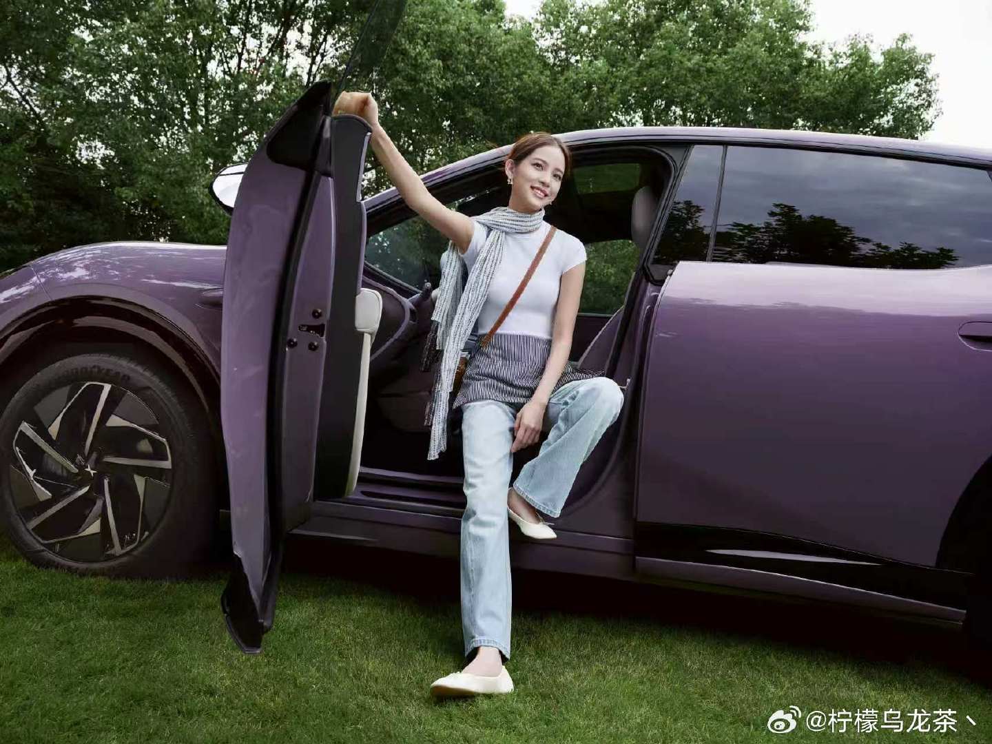 说实话，之前L03打了个漂亮仗！
不错的外观颜值加上好开以及一个合适的价格，就是卖爆！
现在来到大5座，面对年轻的家庭用户，L05只要不出错，绝对又是一个爆款！
目前已知后排有电视吸顶屏了#小鹏monal05##mona l05配置曝光# ​
