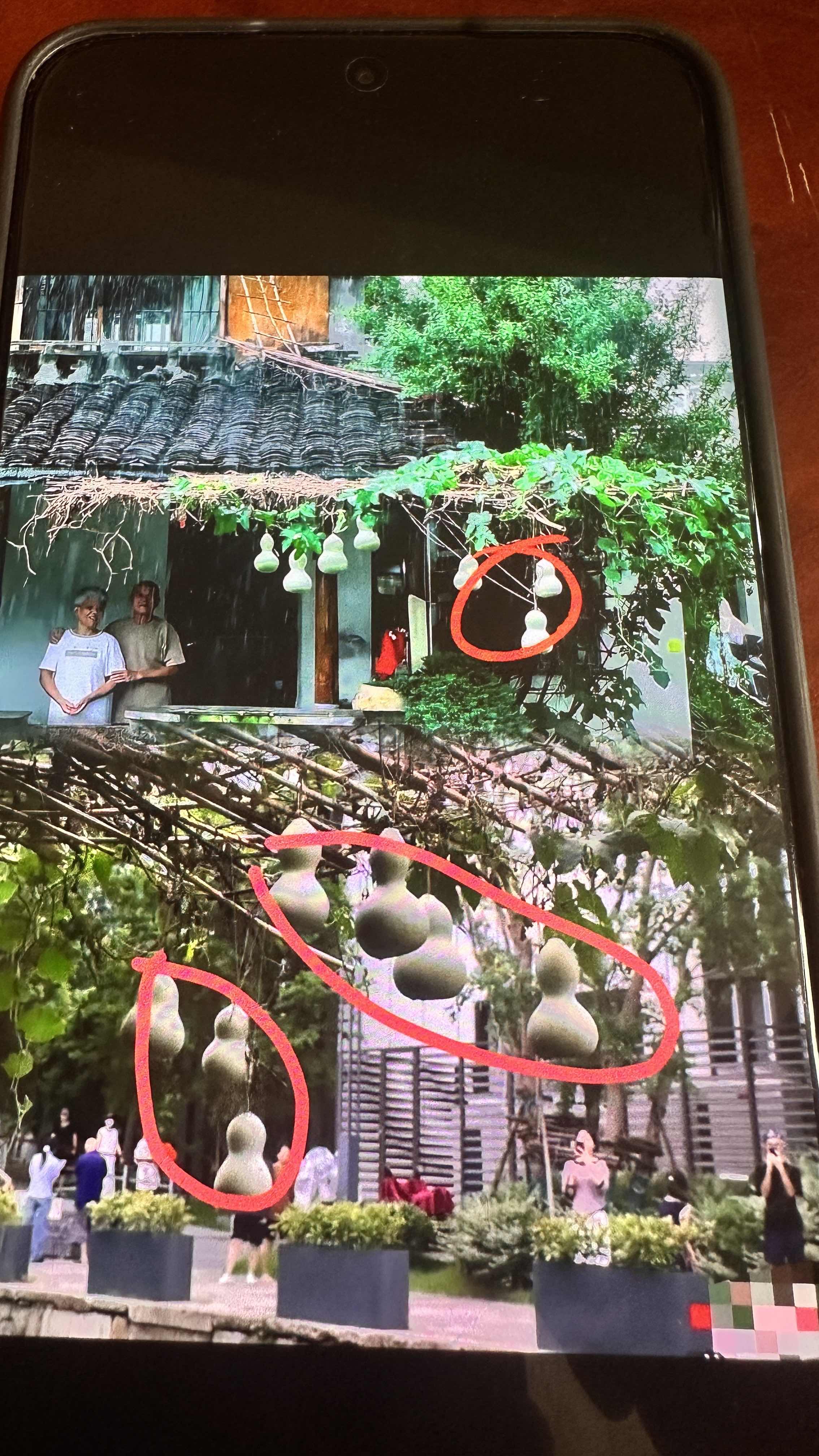 香港演员雷宇扬去世了，
好奇查了一下，
他老婆马荔是一名主持人，入行2年跟他结婚，比他小21岁

马荔，广东经济科教频道的主持人，主持过《今日一线》《620南方财经报道》《生活闲情》等节目

当年两人因采访工作相识，年纪相差二十一岁，这段婚姻曾经引来不少外界议论。不少人会拿年龄差距去揣测一段感情，却
