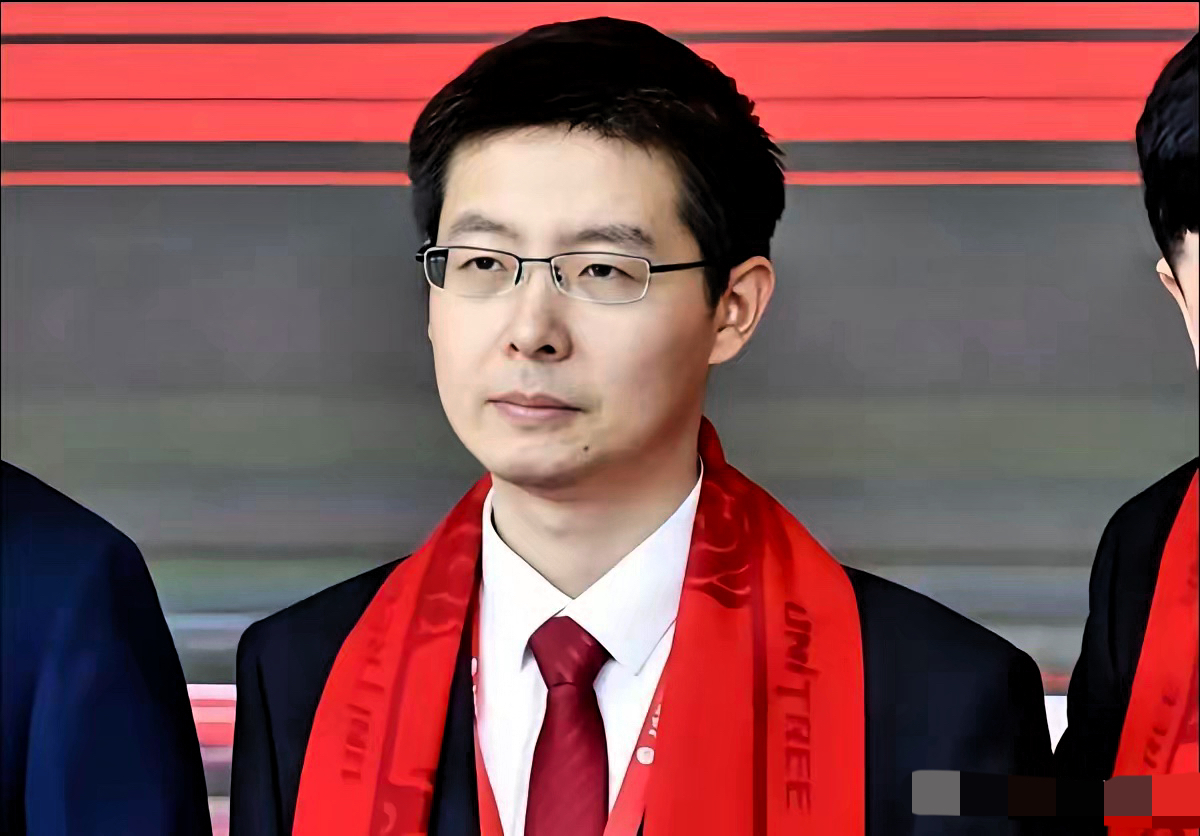 终于有员工站出来发声了。
这下才明白王兴兴敲钟那天为什么不笑。不是因为他真的不想上市，而是因为他就是这样严肃的性格，大多数时候拍照他都是不笑的。

网上此前流传了不少猜测，很多人把敲钟现场不苟言笑的画面，脑补成对上市抱有抵触情绪，各种解读满天飞。可内部员工出来分享日常细节之后，大家才看清，这只是他一