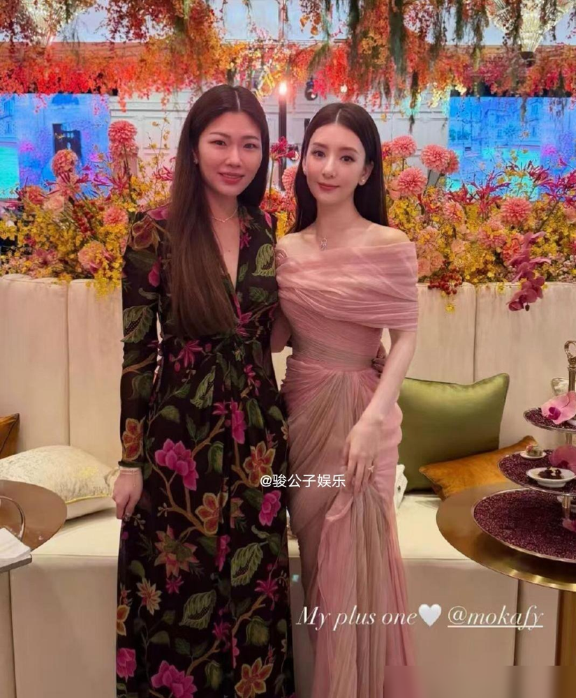 奚梦瑶何猷君补办婚礼，方媛穿条四千块的裙子就去了。
裸粉色，一字肩，头发就那么散着。没用力，真没用力。可镜头怼到脸上，39岁的人，皮肉紧得跟什么似的，一点疲态都没有。
最绝的是跟四太合影。手一搭，肩一靠，亲热得像是回自己家。旁边汪明荃、何超欣都在，她站在那，不抢镜，但你就是挪不开眼。
几年前还