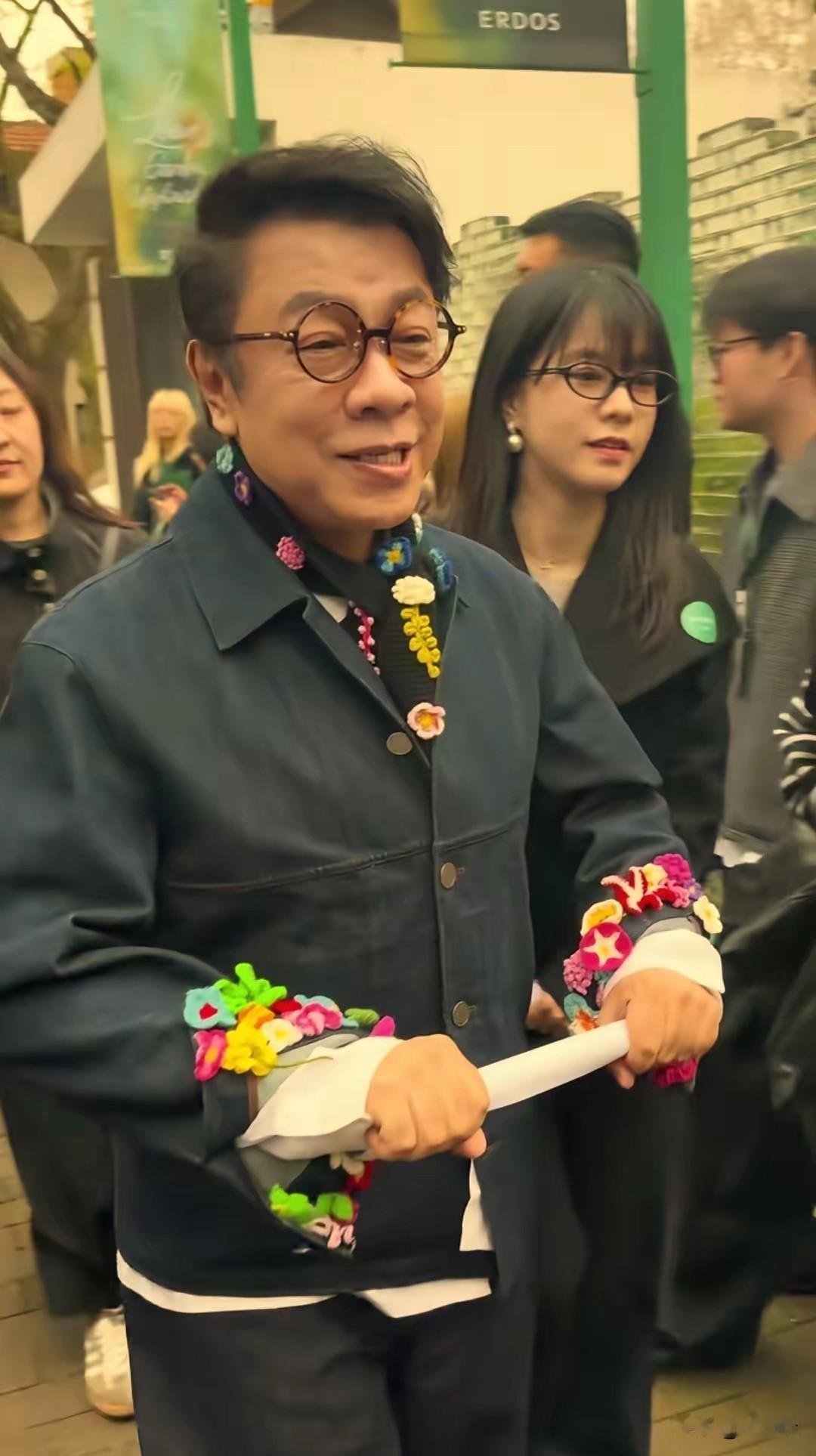蔡康永的微博关注已经清零，头像也灰了。他一直经营的体面形象，这次算是彻底塌了。

不久前他刚官宣和零跑汽车合作，定制企划搞得声势不小。可转头就被台媒直播拍到：戴帽子和黑口罩，坐在沈伯洋竞选总部第一排，手里还拿着“台北顺起来”的应援气球。

事后他只说“来见识一下”，想就这么糊弄过去。零跑没买账，当晚