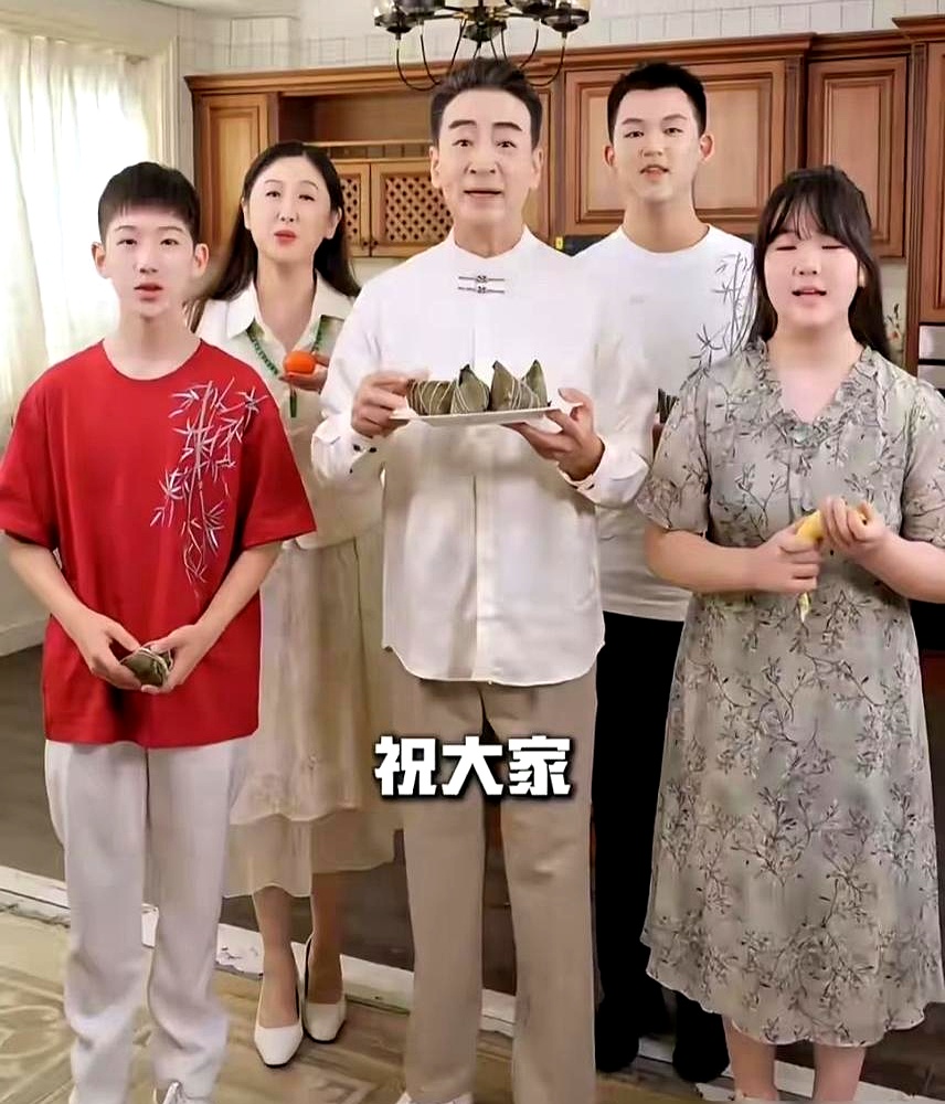 别人71岁在公园下棋遛鸟，寇振海71岁还在剧组摸爬滚打，天天熬夜赚奶粉钱
 

当年49岁二婚看上28岁的李婷，女方父母气得差点掀桌。他一句辩解没有，硬是靠着三年登门端茶倒水、当牛做马伺候老人，把小娇妻娶回了家
 

婚后十几年连生三个娃，小21岁的娇妻在家操持，70多岁的“黑豹子”就得在片场拼老命