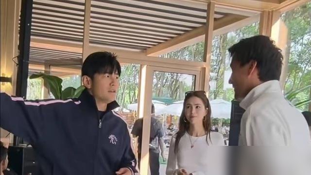 生了三个，腰围看着跟没生过一样，昆凌这身材管理是真狠。
10月13号她发vlog，一家人在南京红山动物园认养了一对长颈鹿，牌子上写着“CHOU FAMILY”。镜头里她穿着收腰外套，侧面看薄得像纸片。
往前翻，10月9号跟周杰伦坐台北大巨蛋看BIGBANG，生图流出来，脸紧致得过分。再往前，墨尔