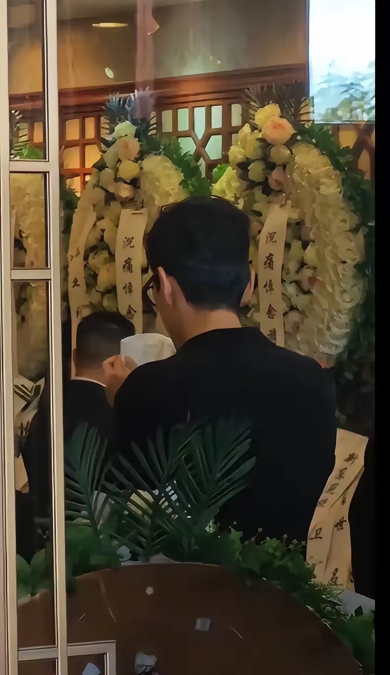游本昌告别会现场，
最戳人的不是灵堂庄严肃穆的那一刻，
而是胡歌静静的站在里面，不停地拿纸巾擦眼泪的样子。
 
前一晚胡歌还在长沙参加金鹰奖，活动结束就连夜坐飞机赶去北京，就为送游老最后一程。当年拍《繁花》，游本昌演的爷叔，手把手教胡歌演阿宝，戏里是师徒，戏外两个人也是亦师亦友。
 
一想到荧幕里爷