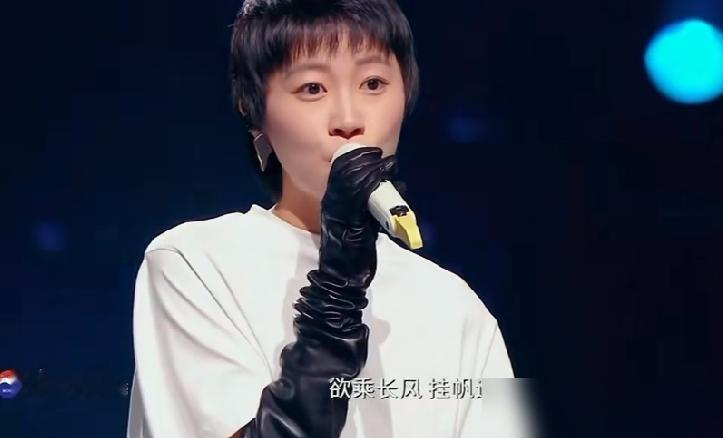 窦靖童翻唱王菲，气息飘了，弹幕里全是就这？
但一放她自己的《Monday》，那帮人闭嘴了。
这姑娘的嗓子，单拎出来确实不占便宜。音域窄，爆发力不够，全开麦一紧张，音准还晃。可乐评人骂归骂，转头又把她那首《Fruit Fly》夸成当季最佳舞台，黑嗓一吼，爹妈的影子全碎了。
翻唱王菲是流量密码，她