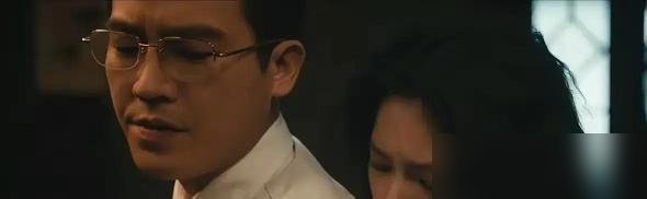 彭昱畅这张脸，戏全被“娃娃脸”三个字给吃了。
《交锋》里他演得越狠，观众越出戏，弹幕清一色刷“像高中生装大人”。那边欧豪往那一站，眉头一皱就是故事，外形红利吃得死死的。
资本不傻，市场更现实。你长什么样，就给你喂什么角色。彭昱畅这几年不是没努力，是努力完了，递过来的本子还是“少年”“弟弟”“愣头