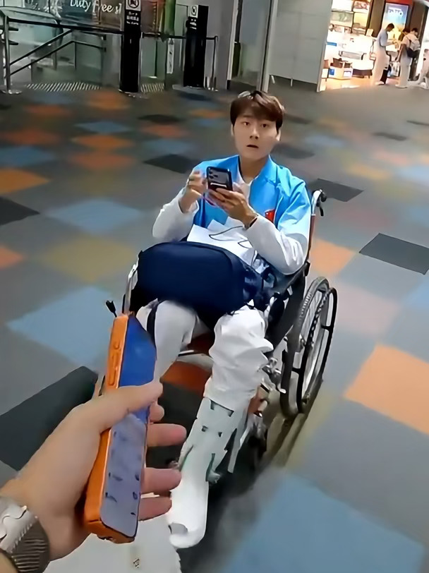 球迷给毛伟杰买药，但录视频就尬了吧？