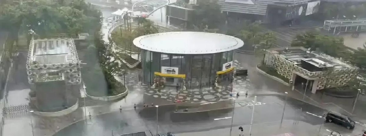 肖战在香港活动前反复念叨怕下雨，结果活动全程没下一滴，事后有粉丝翻出他演过两个角色，一个叫朱瞻基，一个叫时影，一个管天象，一个管天气。

活动当天上午，香港气象台发了小雨预警。主办方后勤组提前备好了透明雨衣和防滑地毯，现场工作人员手机里都存了备用方案。肖战上台前跟工作人员说了句，看天气预报说可能有雨