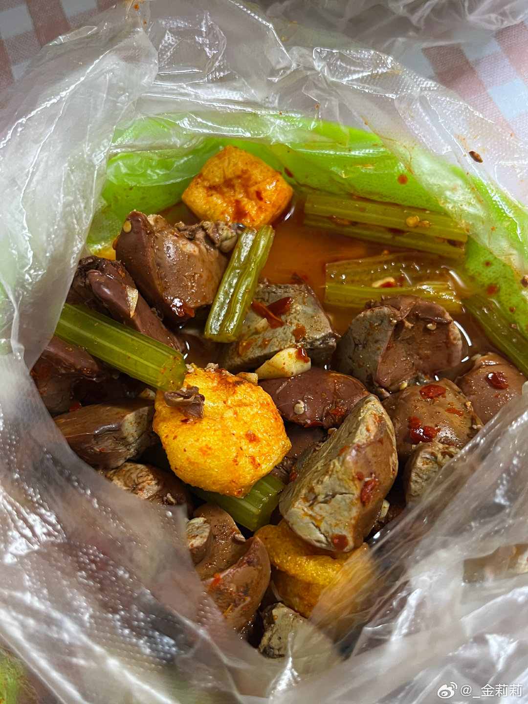 老吕昨天拉肚子拉到虚脱
总共能跑了十多趟厕所
一整天也没咋吃东西
晚上实在没力气给他美团了个蒙脱石散
我没吃过没想到还有草莓味的
冲完以后像草莓奶茶一样哈哈哈
今早一上称已经150了竟然
这不比打替尔泊肽管用哈哈哈#锦州[超话]#  ​