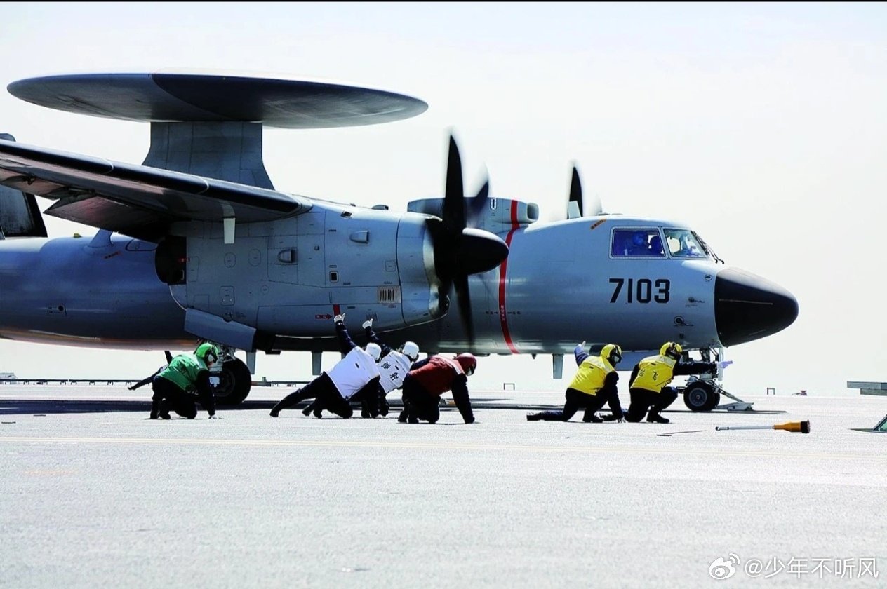 海空千里眼，空警600在福建舰上弹射起飞，守护万里海疆！#歼15t歼35空警600航母弹射起飞##海军# ​
