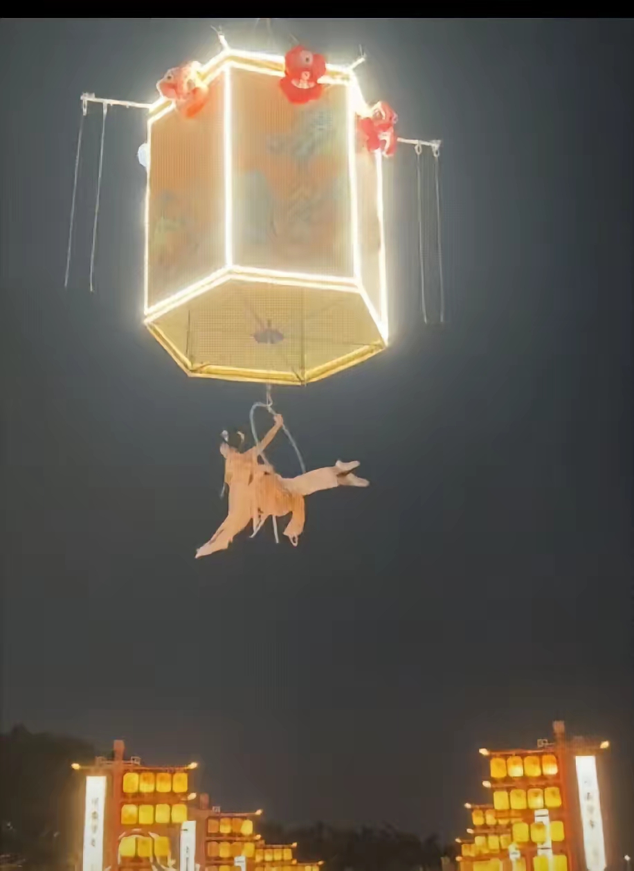 女演员高空坠落！广州岭南印象园一位女演员表演“天女散花”时候，突然发生意外，人从高空摔下来！把周边的的观众都吓住了！
记得以前有民间马戏团表演，都会布网放垫子，还有人在旁边观察守护着！演员还要绑着安全带。
这么高掉下来，看着都吓人，这是景区新加的节目，安全细节太不负责任了。没有安全绳也没有气垫，安全