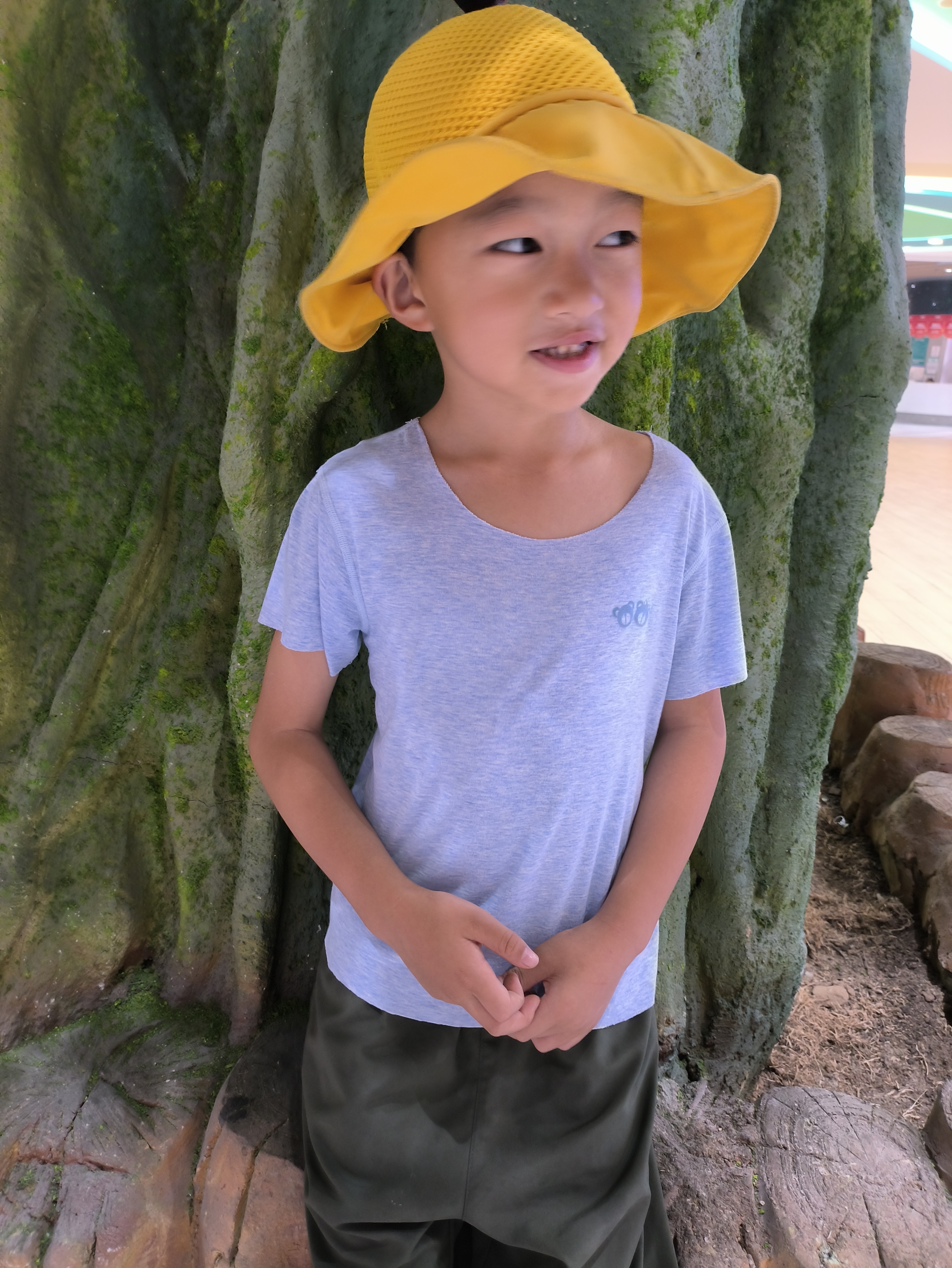 博雅老师在家里休息，不想出门。我带小蛋总出门吃饭，可能太久没带他了，一...