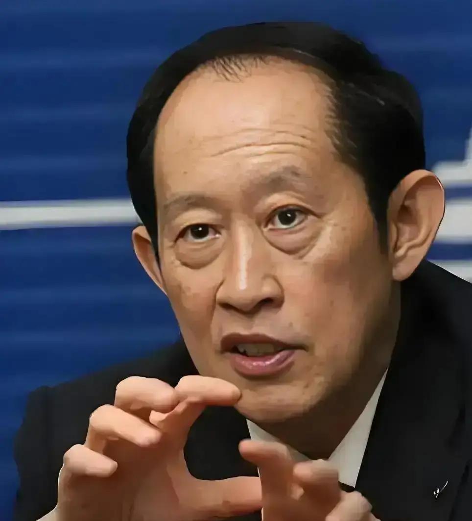 王立群教授说：
“《史记》里最重的一笔，不在帝王本纪，而在一个工匠的报价单上。”
他讲的是汉文帝。文帝想建一座露台，召工匠来算，工匠报了个价：百金。文帝听完，沉默了一会儿，说不建了。他给的理由是，百金等于十户中等人家的全部家产。他住着先帝留下的宫室，常怕配不上，还建什么露台？王立群说，司马迁把这件事