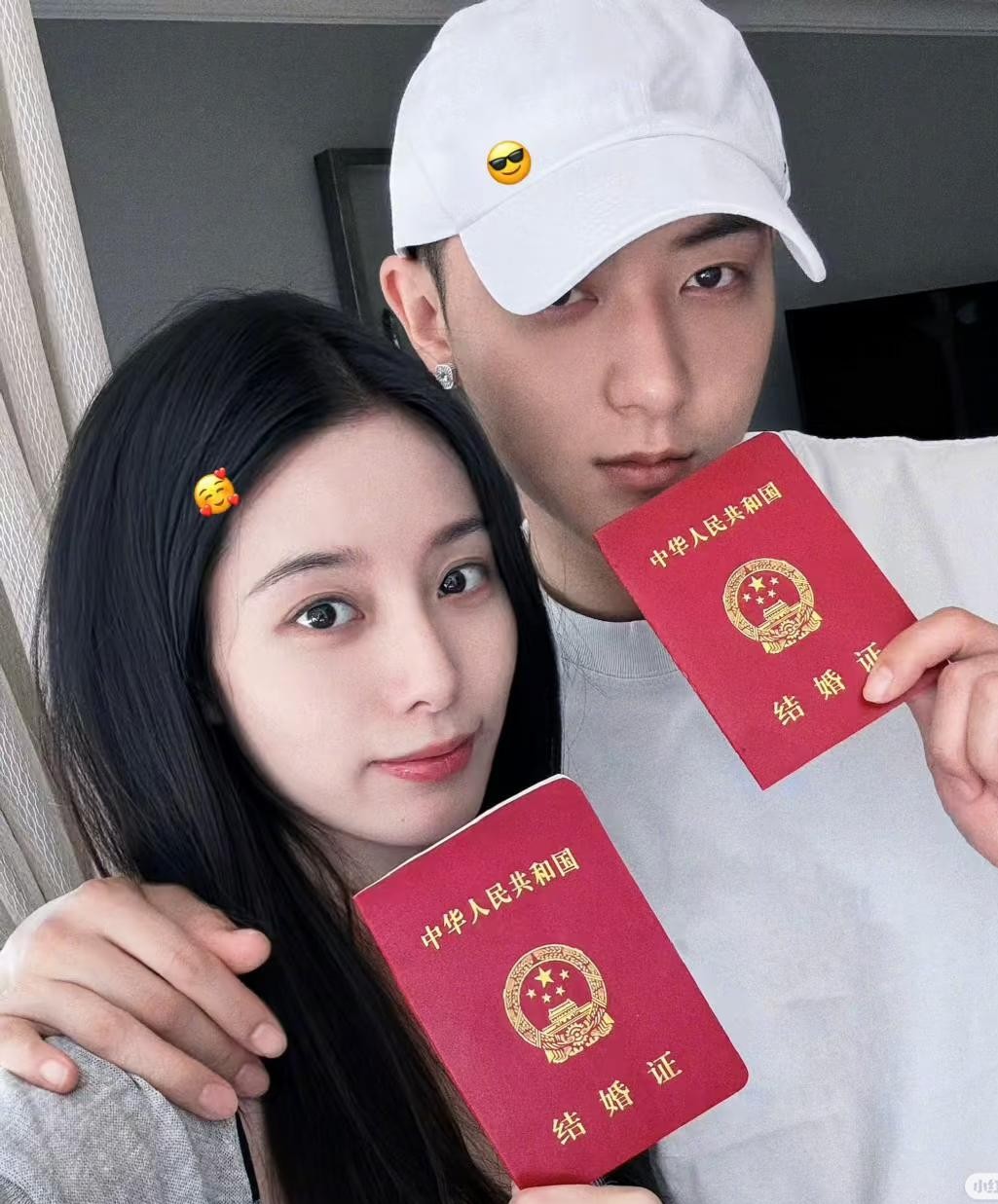 黄子韬和徐艺洋这波海滩带娃照刚放出来，眼尖的网友就发现不对劲了。
照片里那个被两人牵着手的小家伙，看个头和走路那稳当劲儿，怎么看都不像是刚满周岁的小婴儿。
家里带过娃的长辈扫一眼基本都有数，这身高和腿脚利索程度，起码得有两岁左右。
这就很有意思了。
大家把时间线倒回去仔细一盘，从公开恋情、高