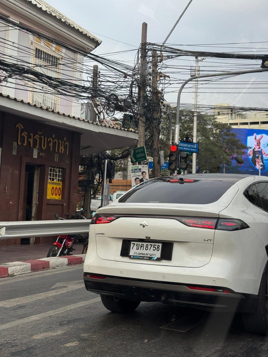 东南亚的昊铂HT

泰国街头，广汽昊铂HYPTEC HT，后置单电机5门5座中大型纯电SUV。#昊铂HT##HYPTECHT##广汽昊铂HT# ​
