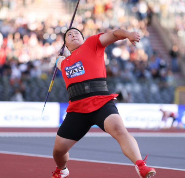 严子怡，这夺冠方式太有意思！

9月27日晚上，名古屋亚运会女子标枪决赛，这姑娘上场，第一投，70米46，然后呢？然后她就不投了，后面五次试投，全放弃，你说这操作搁谁能看懂？

现场观众还在等她第二投呢，她已经在场边把外套穿上了，对面站着的可是东道主日本名将北口榛花，巴黎奥运会刚拿的冠军，结果严子怡