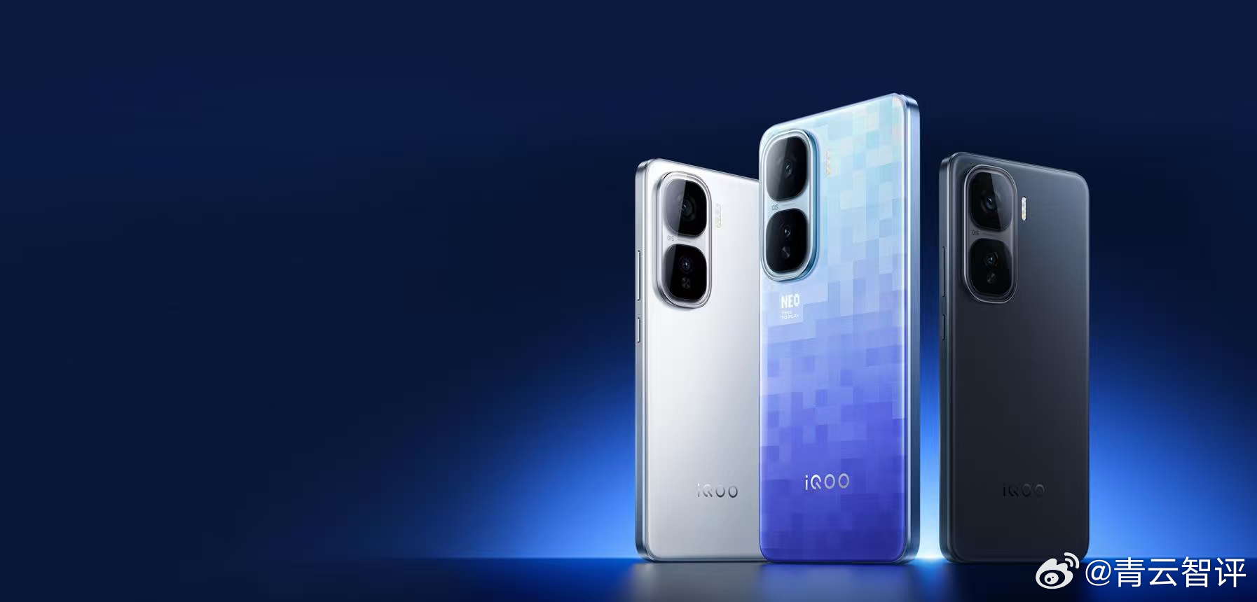 #iqoo[超话]##iQOO Neo12# 三款配色，争锋、疾影黑、霜刃蓝，我个人觉得最有辨识度的还是争锋。

这次iQOO专门找了中国美术学院一起做设计。银白色背板上加入了类似水墨笔触的锋锐纹理，随着机身角度变化，还能看到赤金色的流光效果。这个设计挺有意思，既保留了Neo系列偏年轻、运动的感觉，也加入了一 ​