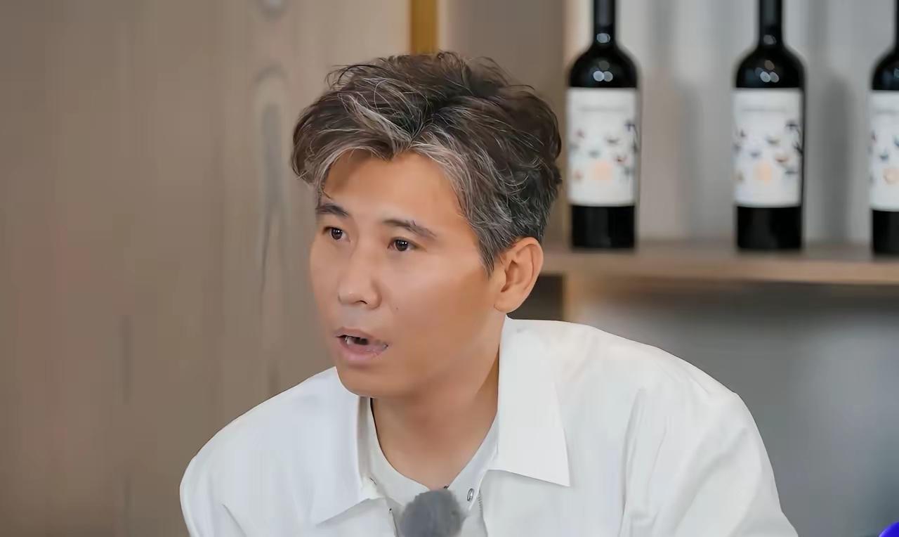 佟丽娅经纪人跟胡军、李乃文透露，丫丫从不睡懒觉，七八点就要起床陪女儿朵朵晨读，化妆也全靠自己。
 
这话一出，胡军和李乃文当场大吃一惊。他俩要体验两天佟丽娅的助理，意味着必须跟着早起。
 
之前给瞿颖当助理，忙到夜里十一二点才回酒店，觉都睡不够，再早起实在熬人。
 
这就是圈内助理的真实日常，24小