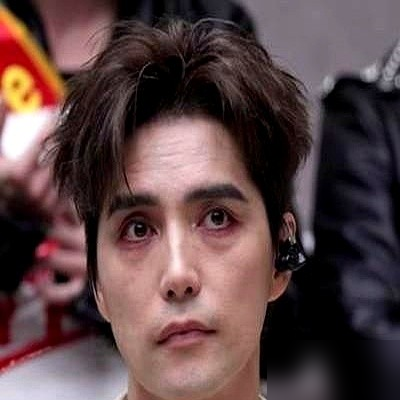 847票，就赢了1票。阿云嘎这个第一，拿得让人后背发凉。
《披荆斩棘2026》一公个人喜爱度刚出炉，他847票拿下全场第一。可你细看，第二王传君846，第三孙楠845，三个人贴脸肉搏，喘口气名次就得翻。他是全场唯一破840的。
但镜头扫过去，嗓子哑了，人肉眼可见的疲惫。沙场游戏、音乐剧宣传、一公