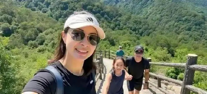 郭晶晶霍启刚晒女儿正脸照 无滤镜无遮挡 这才是豪门顶级富养的真相 ​