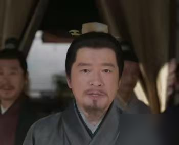 《兰香如故》林家三代男人同框，基因这玩意儿真是邪门。
爷爷往那一站，世家大族的架子就起来了。侯长荣那张脸，就是活脱脱的旧式清贵。
孙子刘学义也不含糊，克制，隐忍，眼神里全是不动声色的算计。
偏偏夹在中间的老爹林长政，气场直接塌了。眼神发虚，动作拘谨，演个冷血都像在背台词。
观众都看乐了，说这
