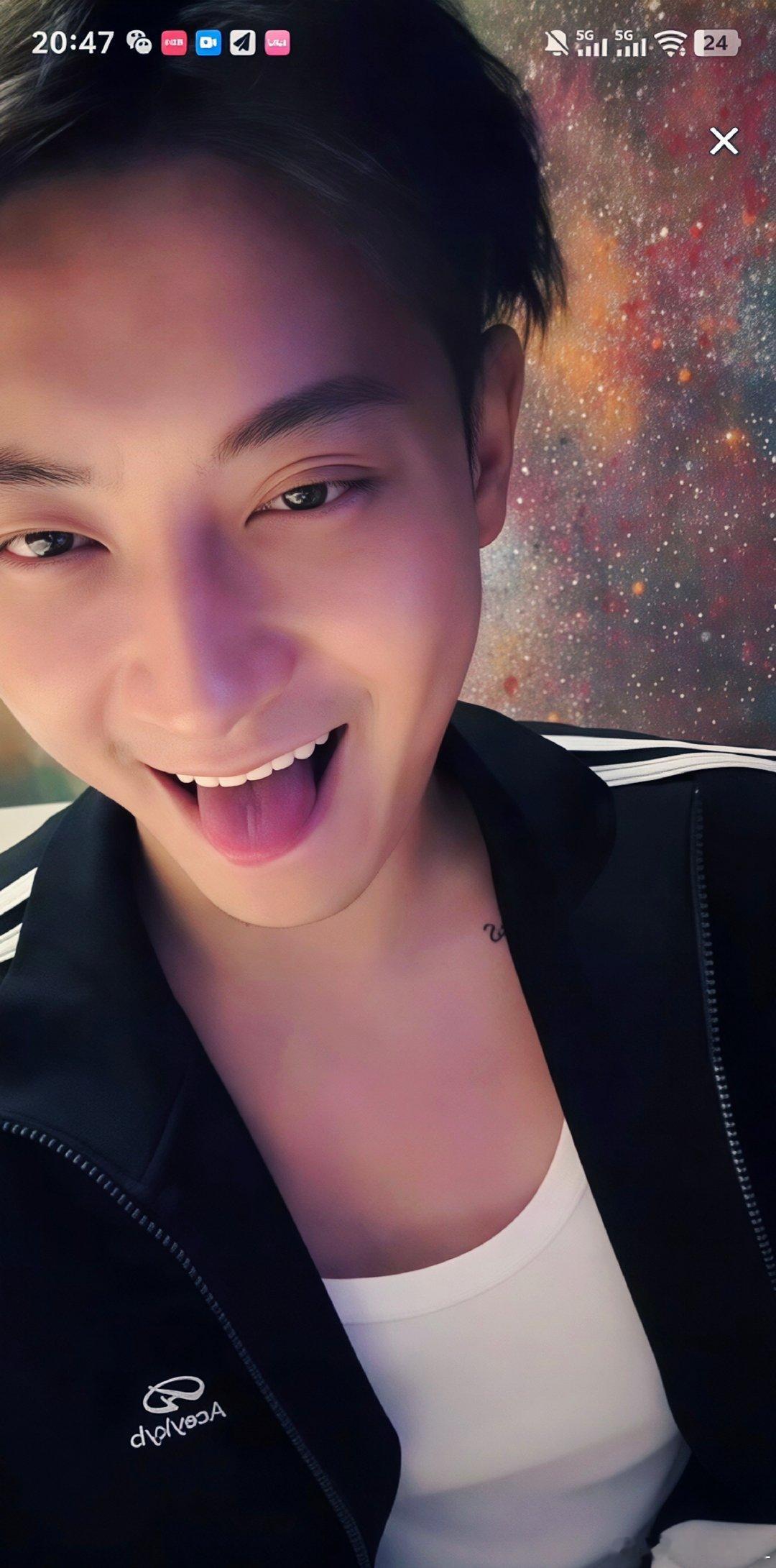 #黄子韬[超话]# 他马上就到新疆了海浪仃有在现场的吗？

黄子韬 hzt tao tt​