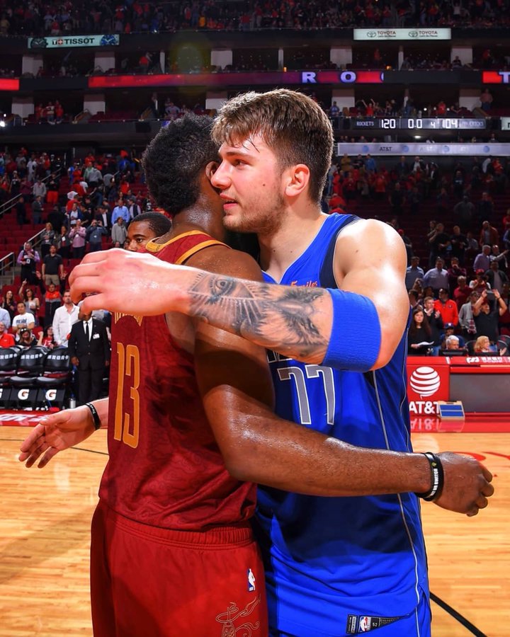 NBA现役球星球商排名。
       NBA现役球星，很多球商都很高，但我认为最高的是以下几位。
       1.约基奇，现役联盟第一人，世界上最灵活的胖子，场均三双像喝水一样简单，但最主要是一个身高2米多的中锋，居然可以做到投篮手感柔和，传球就像手术刀一样，指哪打哪。抢篮板更是像喝水一样简单，