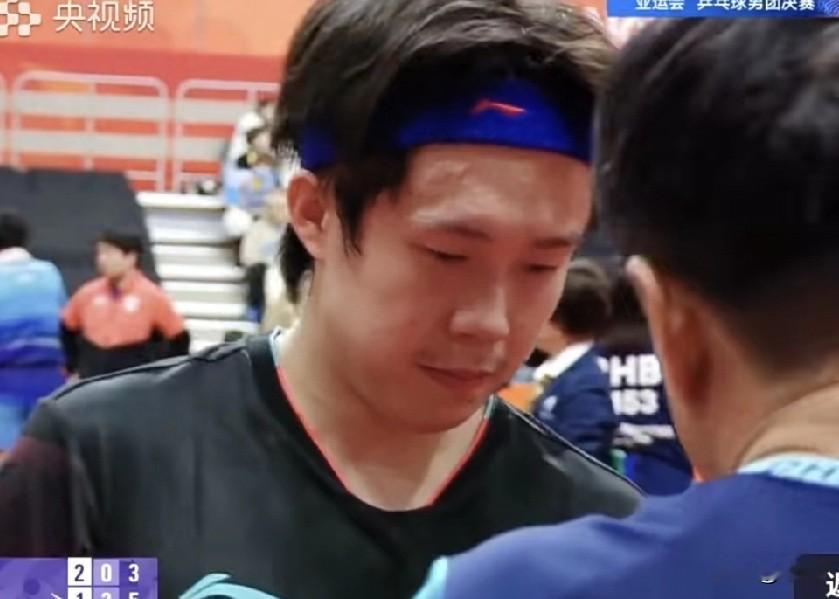 不能盲目自信每次都想着让王楚钦兜底！
第一盘3：2艰难拿下比赛，
就已经可以看出他身体有点问题了，
第二盘温瑞博1：3张本智和，
第三盘林诗栋3：1户上，
大家都以为第四盘会顺利拿下，
但第四盘王楚钦0：3丢了比赛，
一局未拿出乎意料，
他每场比赛都是一单，
从昨天和林昀儒的比赛中可以看出，
他的体