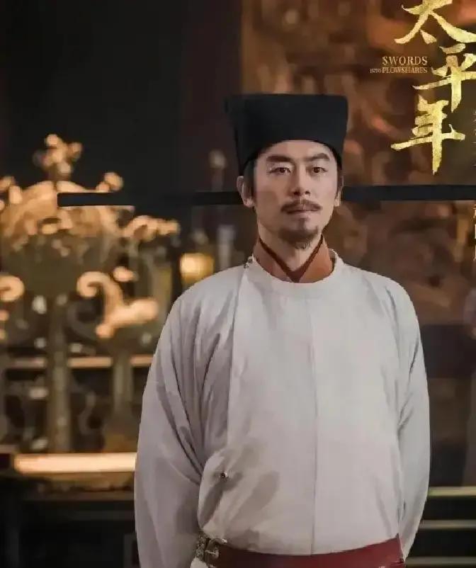 赵光义有没有害赵匡胤，一目了然！史书没有真相，但可以做推理：赵匡胤在位17年，为何不立太子？他不是没有儿子。大儿子赵德昭二十六岁，小儿子赵德芳十八岁，都不是小娃娃。
 
赵匡胤将那份密折锁进了匣子。他没召见任何将军，也没在朝会上提起迁都。
 
秋猎的日子到了。围场中，赵匡胤突然勒马，对紧随其后的赵光