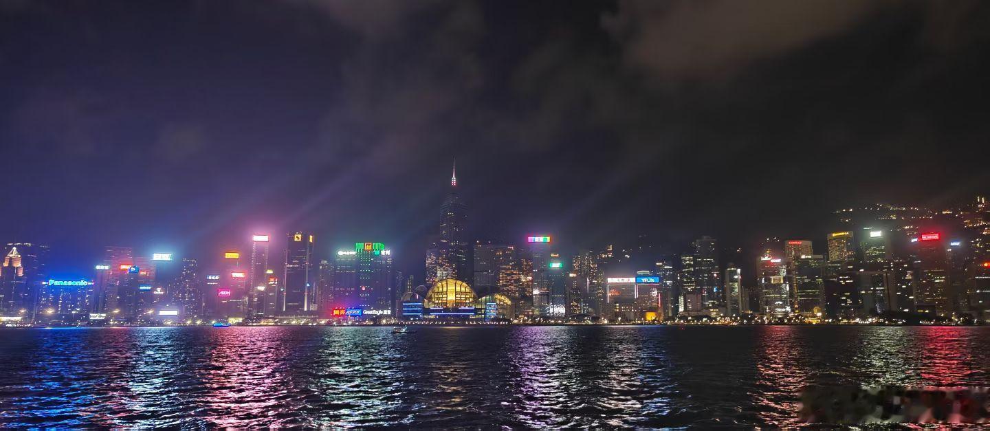 维多利亚港的夜景真是YYDS，夜跑氛围超级棒[心][心]​​​